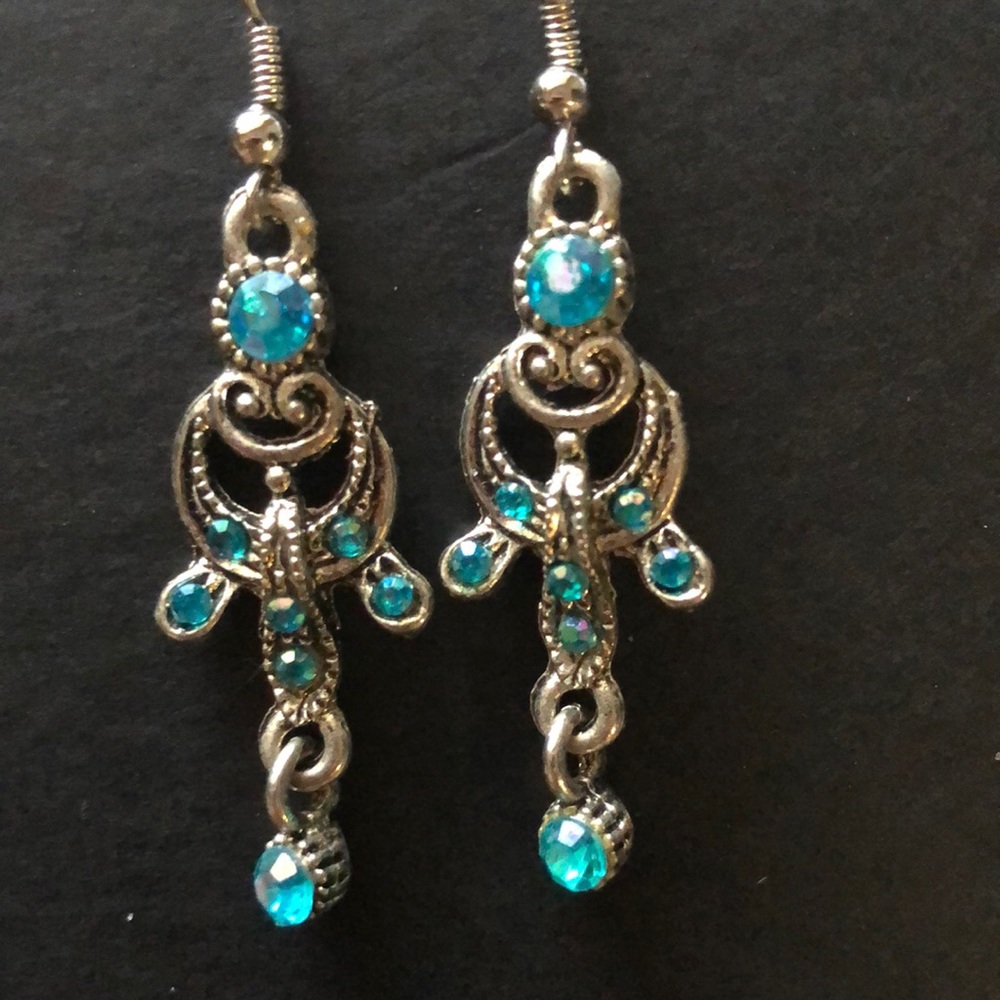 Brand new dangling blue and silver earrings
